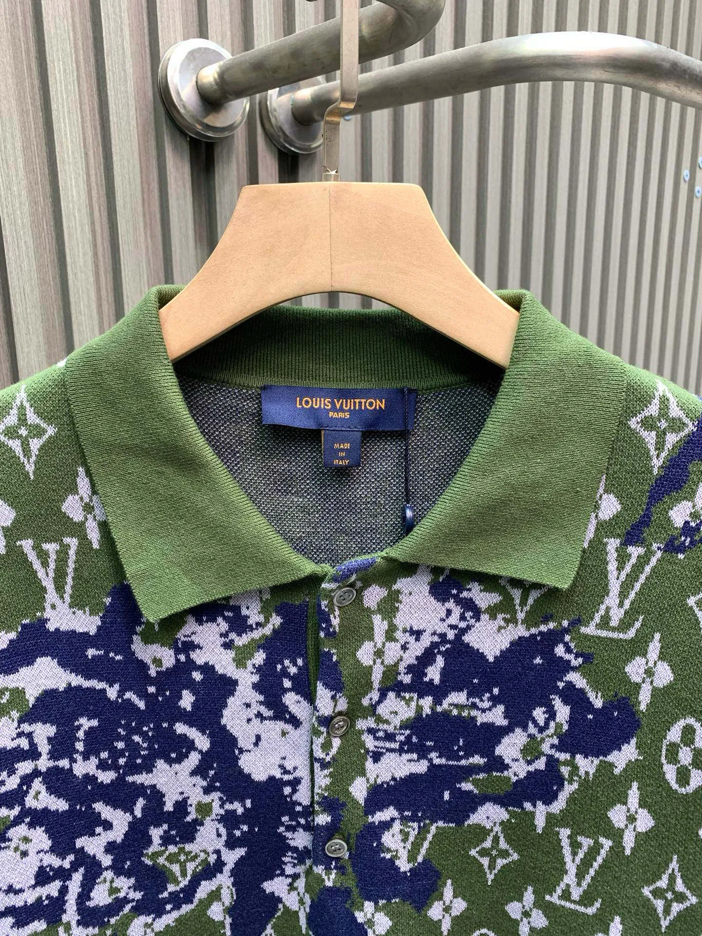 🅿️410 🀄️ Louis Vuitton Louis Vuitton 25* letter pullover long-sleeved Polo collar sweater. Irregular blue embroidery on the chest and back highlights the layering of the entire dress. 🔥Freshly released. The green jacquard texture interprets the full Rainbow Monogram pattern. The effect is like a gradient color painted with colored pencils. The effect creates a vintage look. Made of 100% cotton. New multi-color double-layer jacquard technology. The jacquard yarn on the back and the contrast-dyed jacquard denim create a jacquard effect combined with an old-fashioned effect. It has a strong texture and a nostalgic atmosphere.